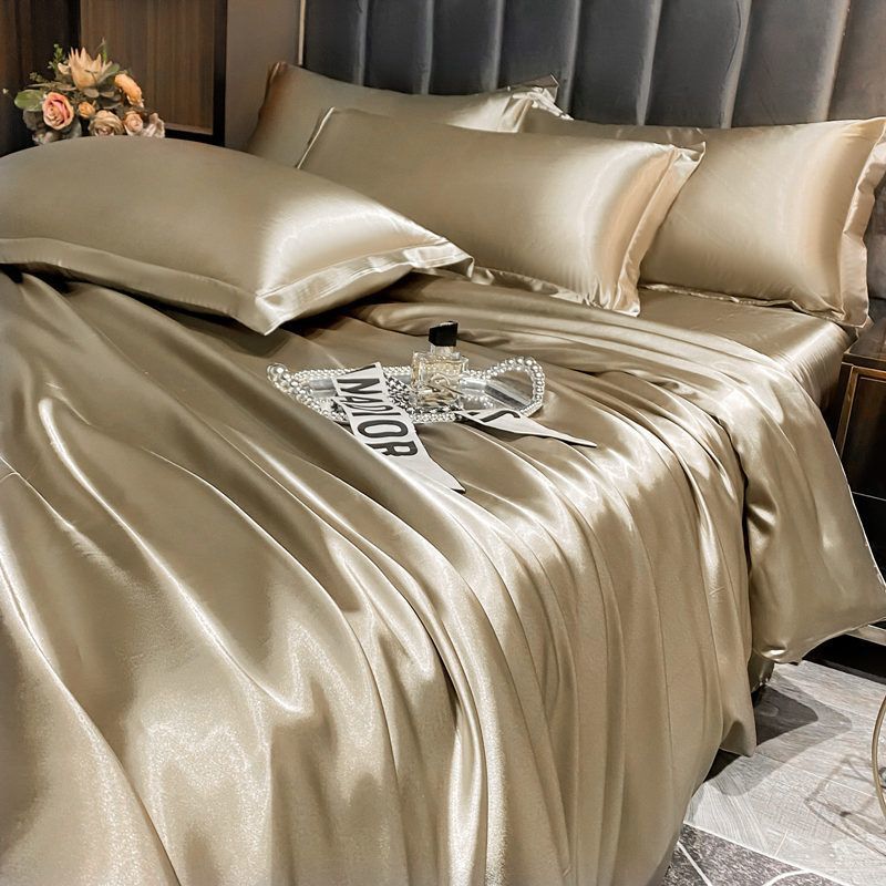 Luxurious Mulberry Silk Bedding Set (Four-piece Duvet Cover Fitted and 2 Pillowcases)